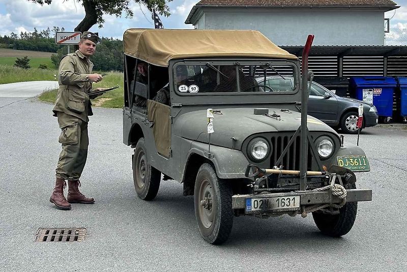 Veterány soutěžící o Zlomenou poloosu při své zastávce v Koutech.