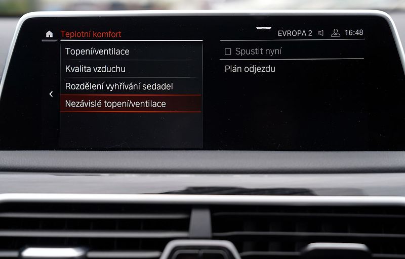 BMW Řada 7 730d xDrive/Mpaket/9AT/Lasery - fotka 43 z 47