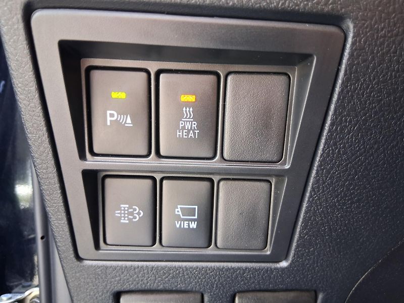 Toyota Hilux INVICTIBLE 2.8 D-4D 4x4 150kW - fotka 27 z 33