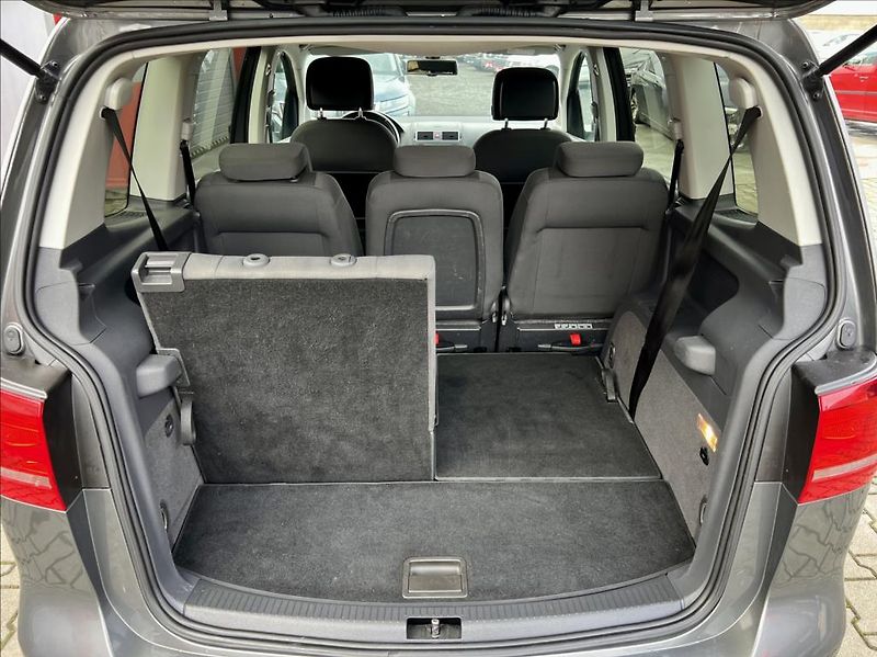 Volkswagen Touran 1,6 TDi / KLIMA / 7MÍST / DSG - fotka 16 z 39