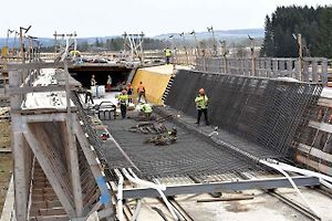 Výstavba dálnice D35 v úseku Janov - Opatovec jde pomalu do finále.