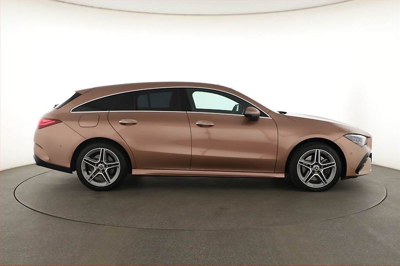 Mercedes-Benz CLA (2023) AMG Paket 250 e - fotka 6 z 31