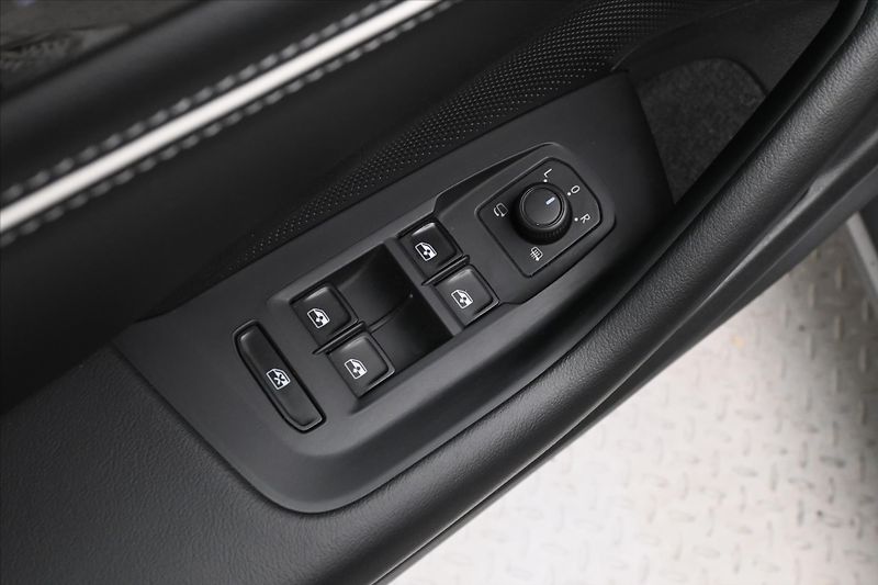 Volkswagen Passat 2,0 TDI 110 kW DSG Business Zá - fotka 27 z 33