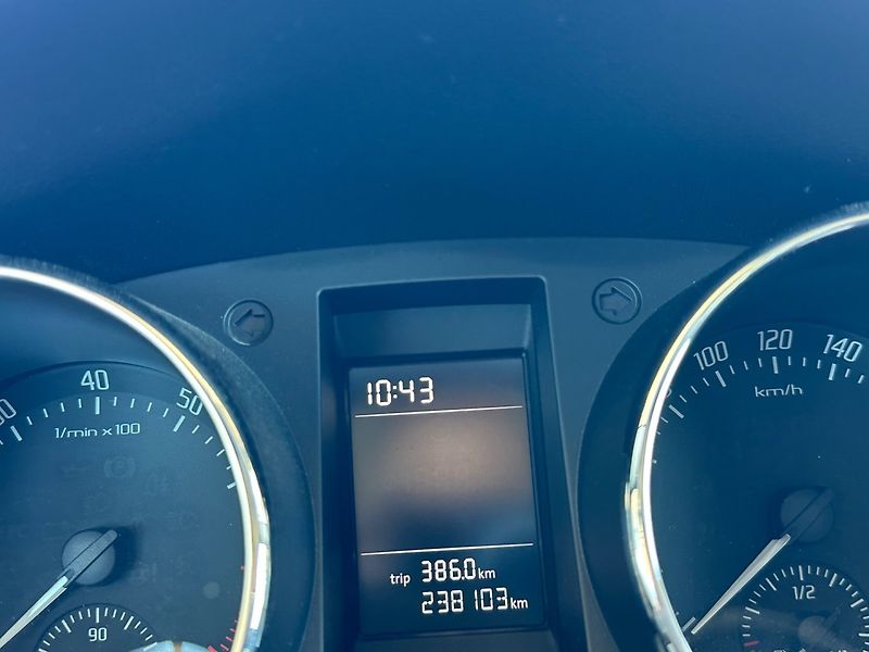 Škoda Yeti (2015) 1.2TSi,NAVI,SMARTLINK,100%KM - fotka 11 z 13
