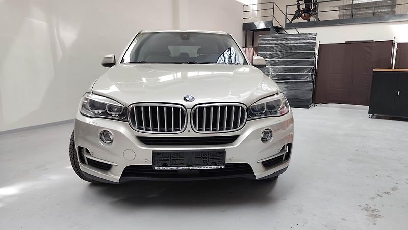 BMW X5 (2014) - fotka 2 z 63