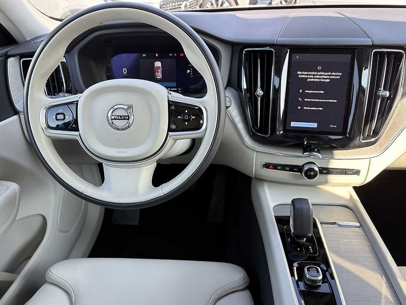 Volvo XC60 PLUS T6 AWD PHEV ACC,BLIS - fotka 11 z 22