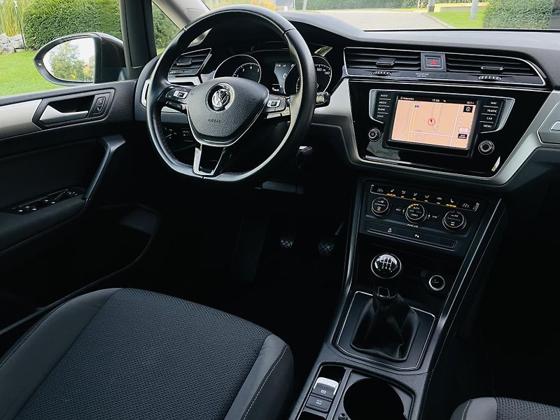 Volkswagen Touran 1.2TSI MANUÁL 7MÍST SERVISKA - fotka 24 z 42