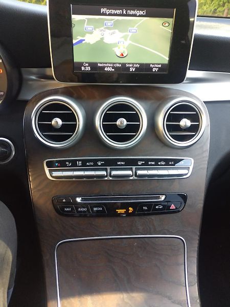 Mercedes-Benz GLC (2015) 220 d 4Matic - fotka 13 z 15