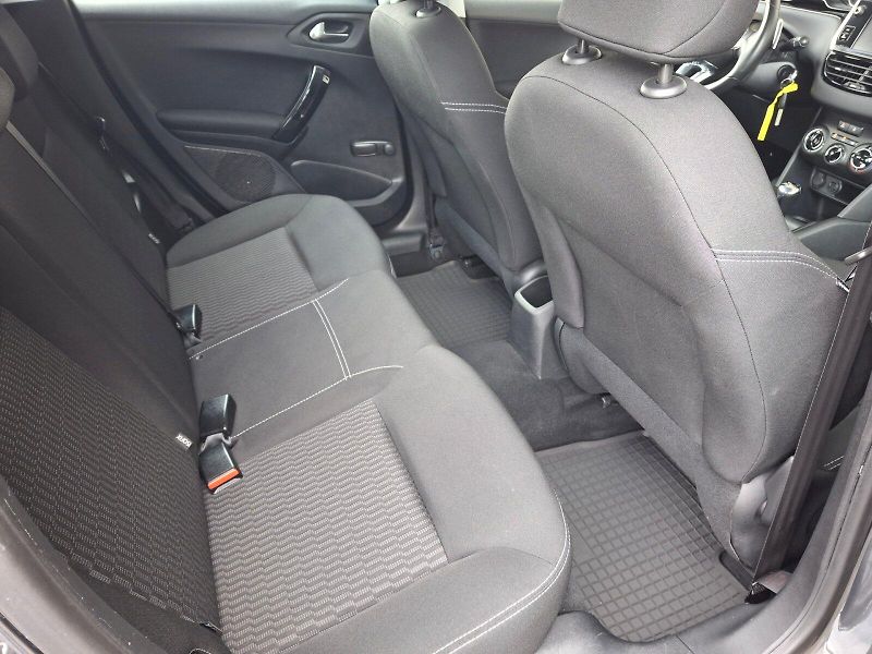 Peugeot 208 (2016) ALLURE Automat 1,2i 60kW - fotka 14 z 35
