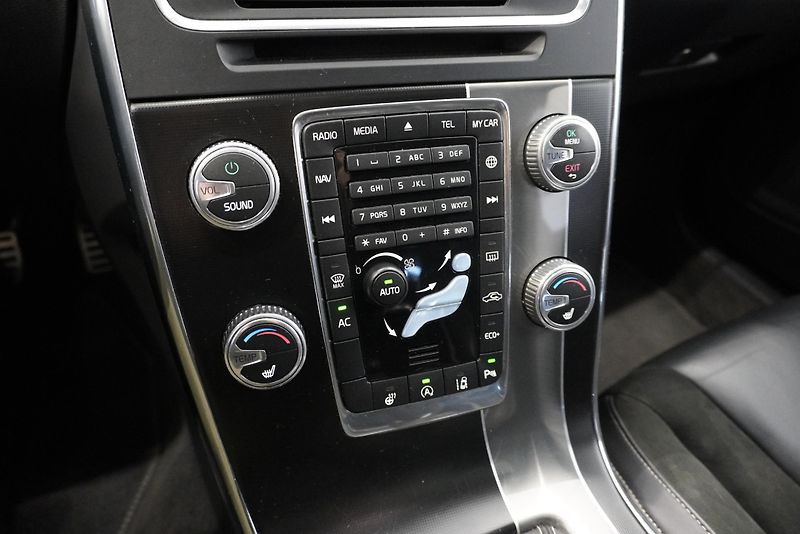 Volvo V60 T6 AWD R-DESIGN AUT. - fotka 13 z 16
