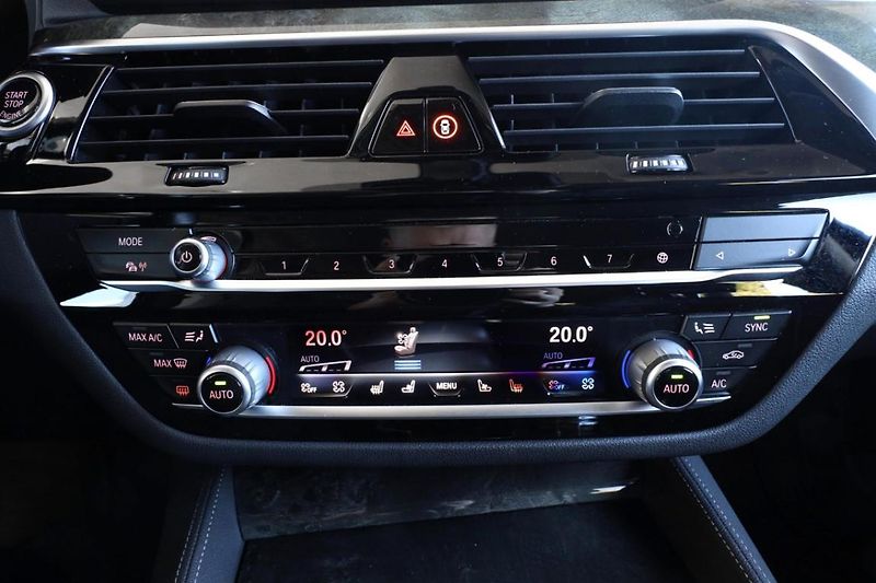BMW Řada 5 530d xDrive Touring - fotka 13 z 30