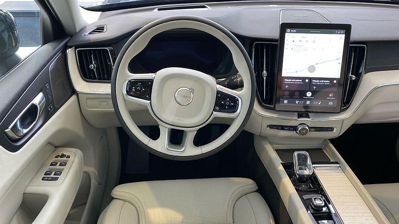Volvo XC60 (2026) ULTRA DARK, B5 AWD, 184+10 kW - fotka 9 z 15