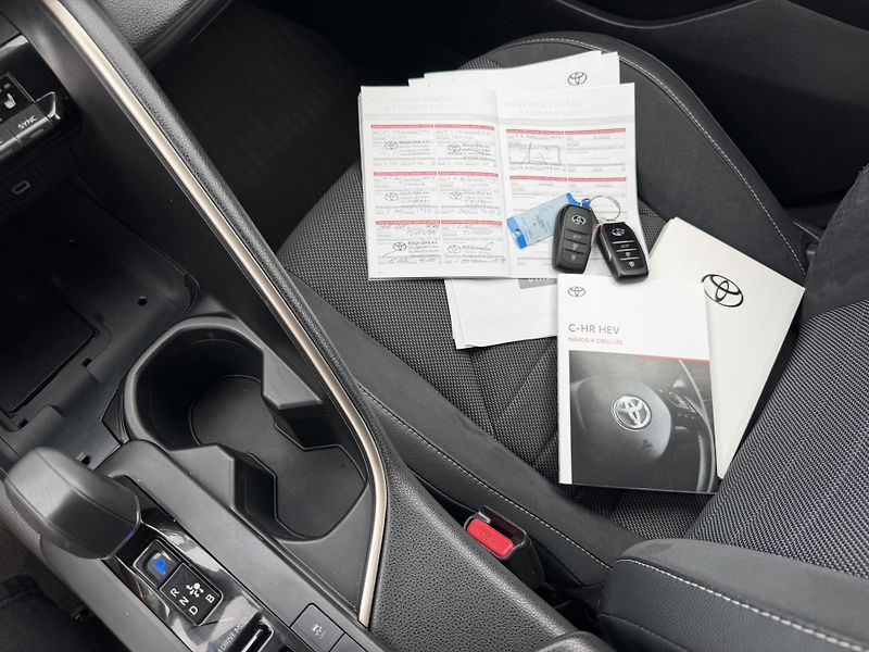 Toyota C-HR 1,8i hybrid automat navigace - fotka 17 z 21