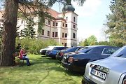 Luxusní vozy se v sobotu 4. května sjely na zámek do Lnář. Převládala auta značky Rolls Royce.