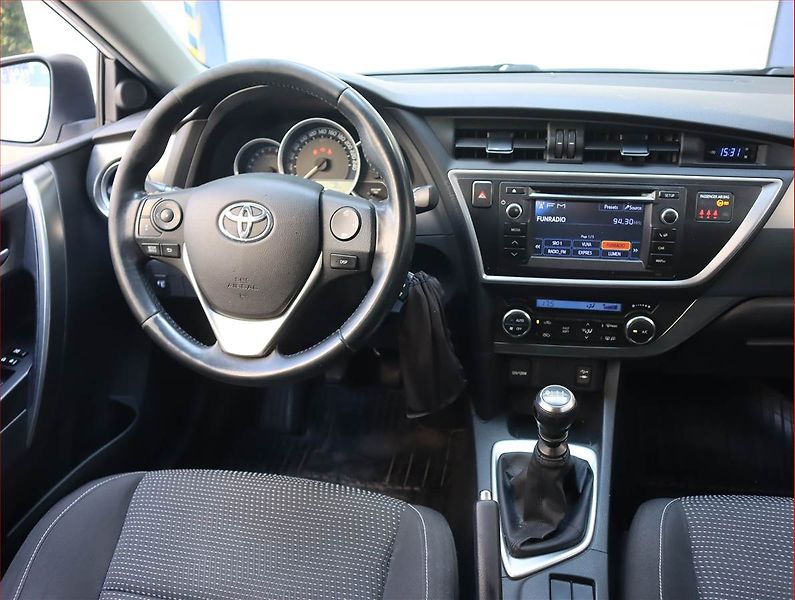 Toyota Auris (2013) 1.3 Dual VVT-i, Park. senzory - fotka 7 z 15