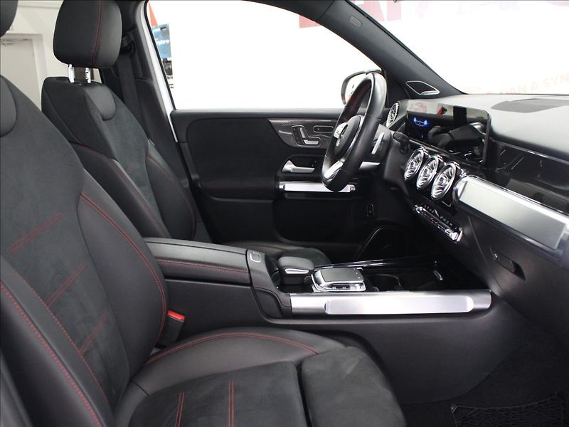 Mercedes-Benz GLB 2,0 250 4Matic AMG Line - fotka 12 z 39