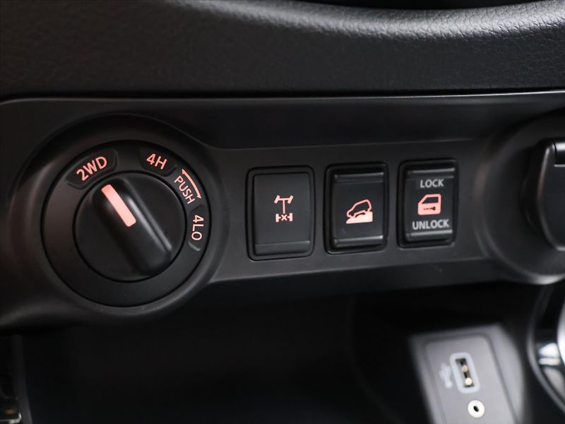 Nissan Navara 2.3 dCi 140kW Automat CZ Tekna - fotka 25 z 36