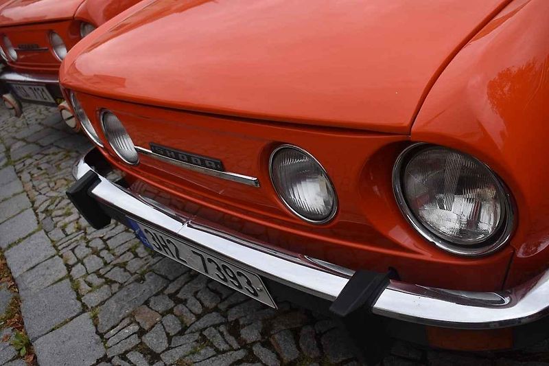 Tři z účastníků srazu před bránou továrny Škoda Auto v Kvasinách