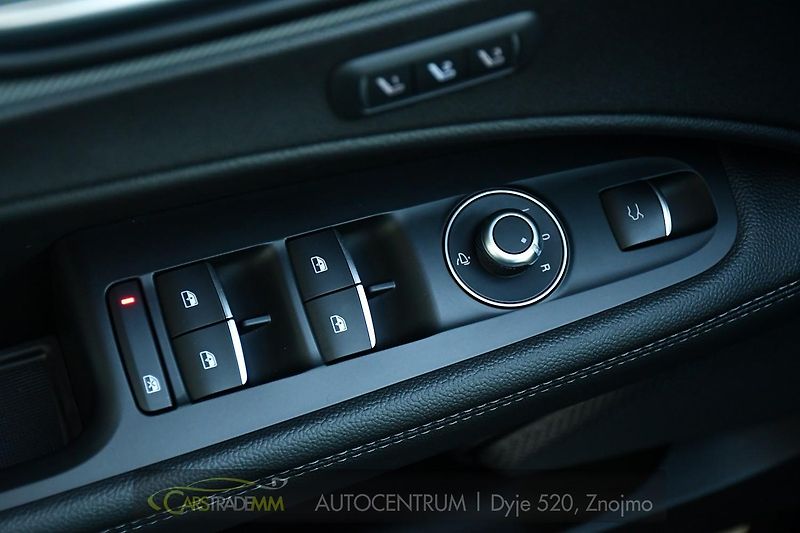 Alfa Romeo Stelvio 2.2D 16V 154kW Veloce AT8-Q4 - fotka 23 z 52