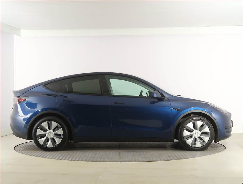 Tesla Model Y (2024) Standard LFP 64kWh, digi klima - fotka 6 z 33