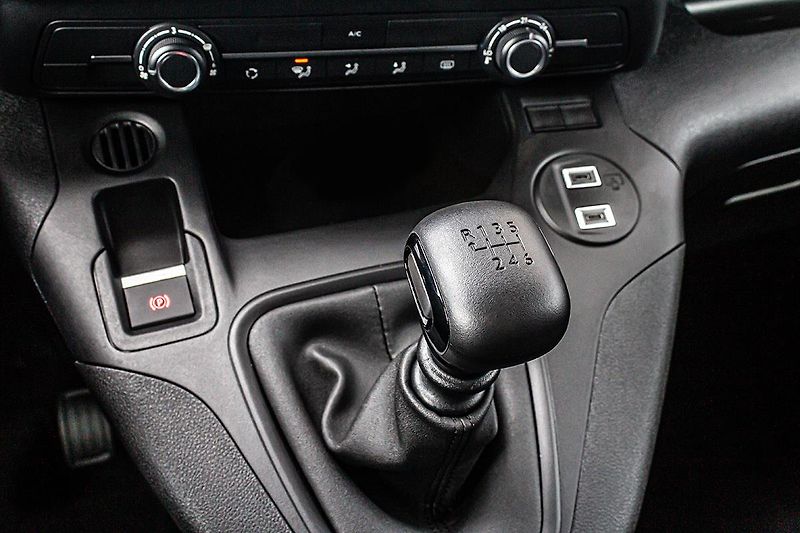 Citroën Berlingo (2026) 1,2 PLUS benzín 110k + STYL - fotka 21 z 25