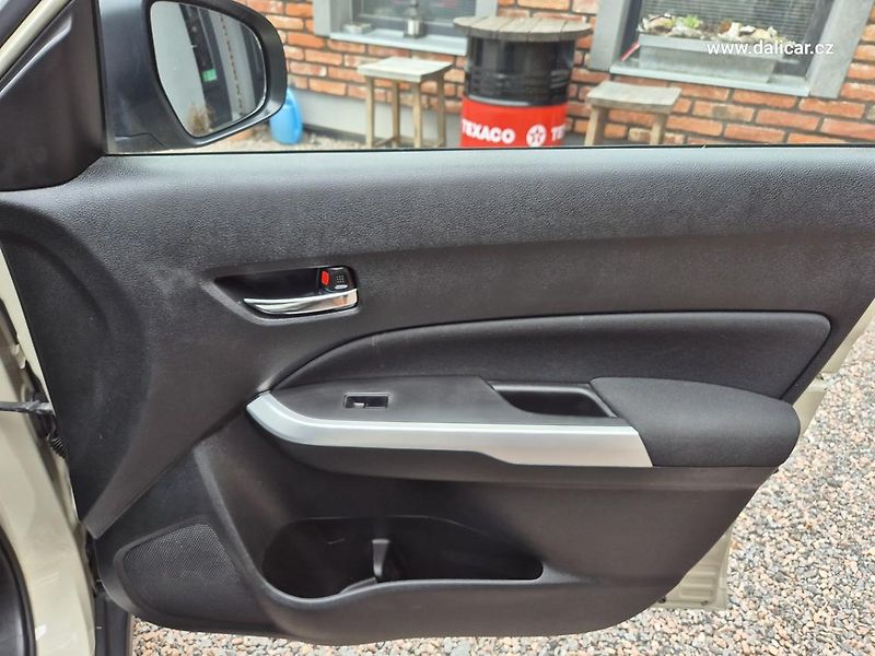 Suzuki Vitara (2017) 1.6VVT 88KW COMFORT NAVI - fotka 37 z 52