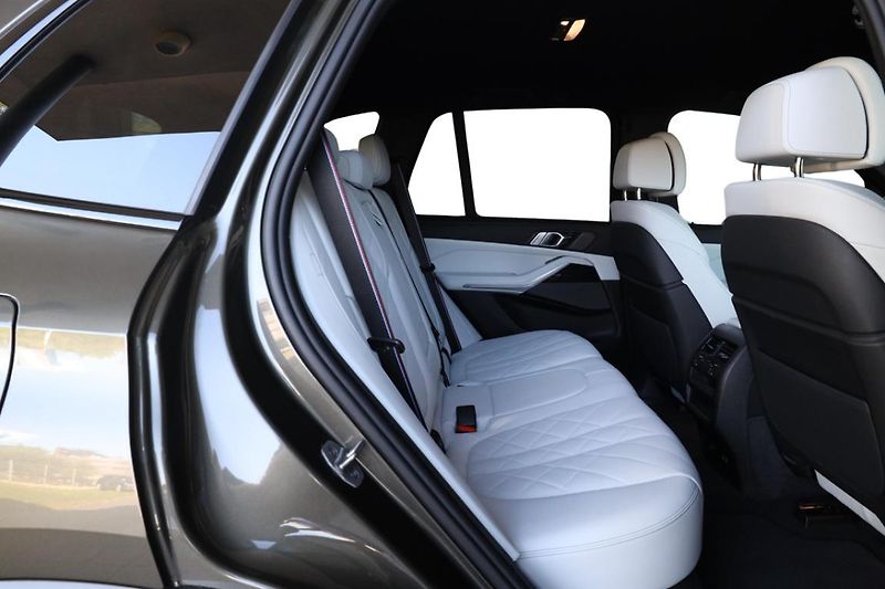 BMW X5 xDrive30d - fotka 9 z 35
