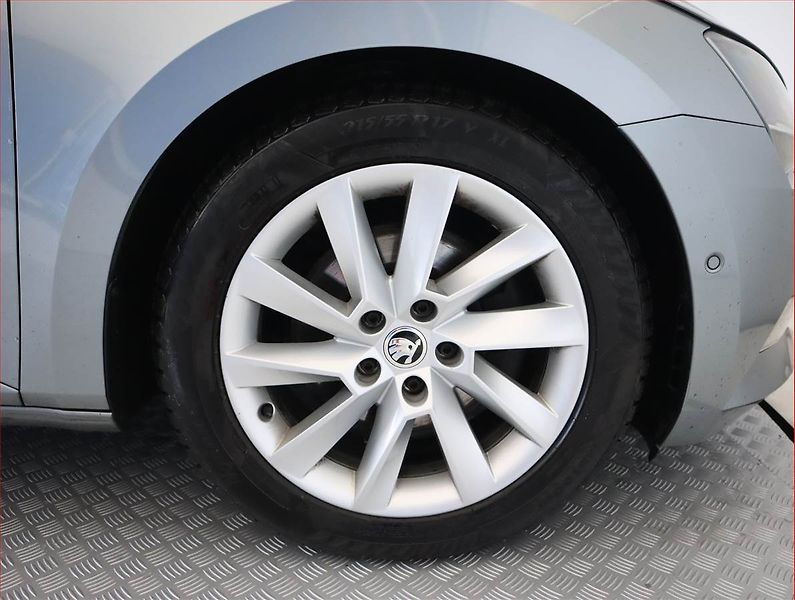 Škoda Superb (2019) 2.0 TDI, Automat, Kůže, Navi - fotka 15 z 21