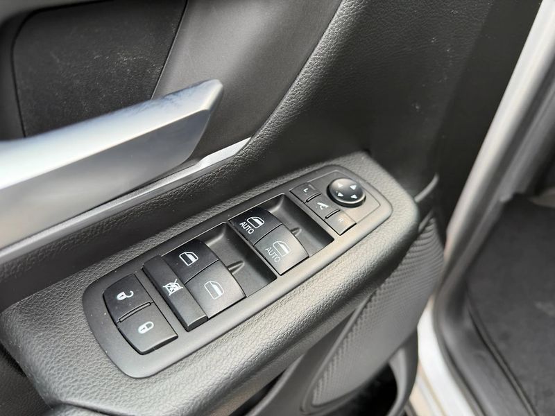 Dodge RAM (2019) +OFFROAD PAKET+ROUGH COUNTRY+ - fotka 16 z 22