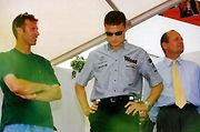 Coulthard s bývalým hokejovým brankářem Dominikem Haškem a šéfem tým West McLaren Mercedes Ronem Dennisem v roce 1998.