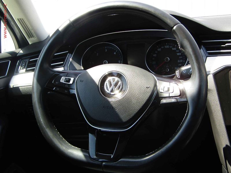 Volkswagen Passat (2018) 2.0 TDi 4x4, ČR, DSG, STK7/28 - fotka 11 z 21
