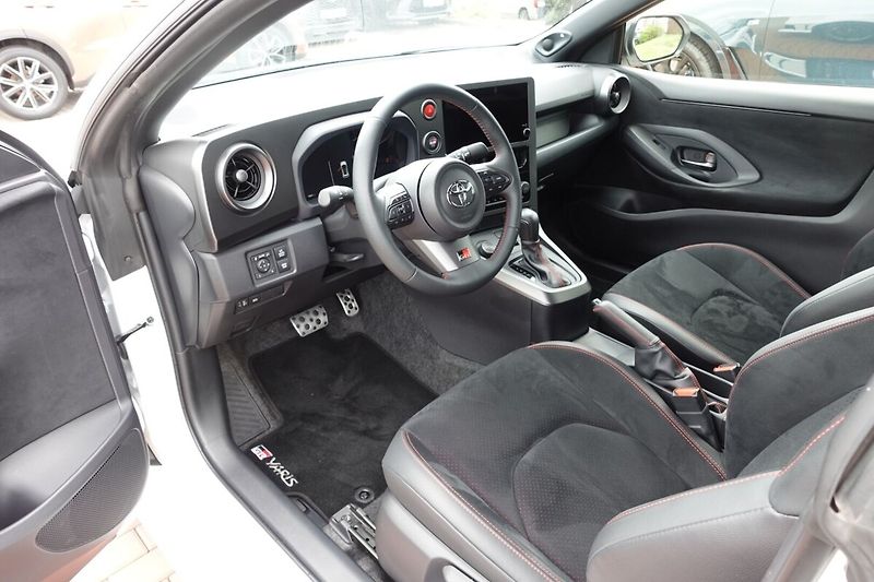 Toyota GR Yaris 1.6Turbo 8AT 4X4 Dynamic + VIP - fotka 11 z 32