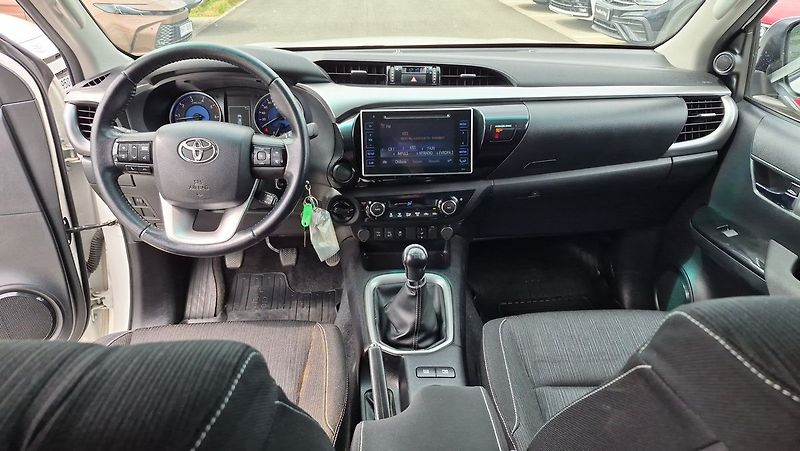Toyota Hilux Active  2.4L Diesel 6M/T 4x4 - fotka 12 z 23