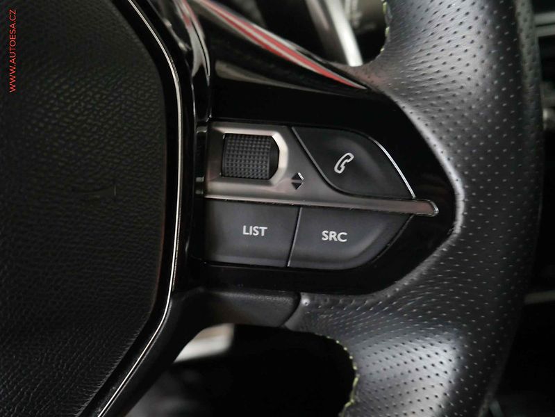 Peugeot 2008 (2020) 1.2 PT, GT, AT, navi, LED - fotka 15 z 25