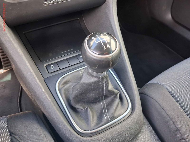 Volkswagen Golf (2011) 1.6 TDi, Style, +kola - fotka 16 z 18