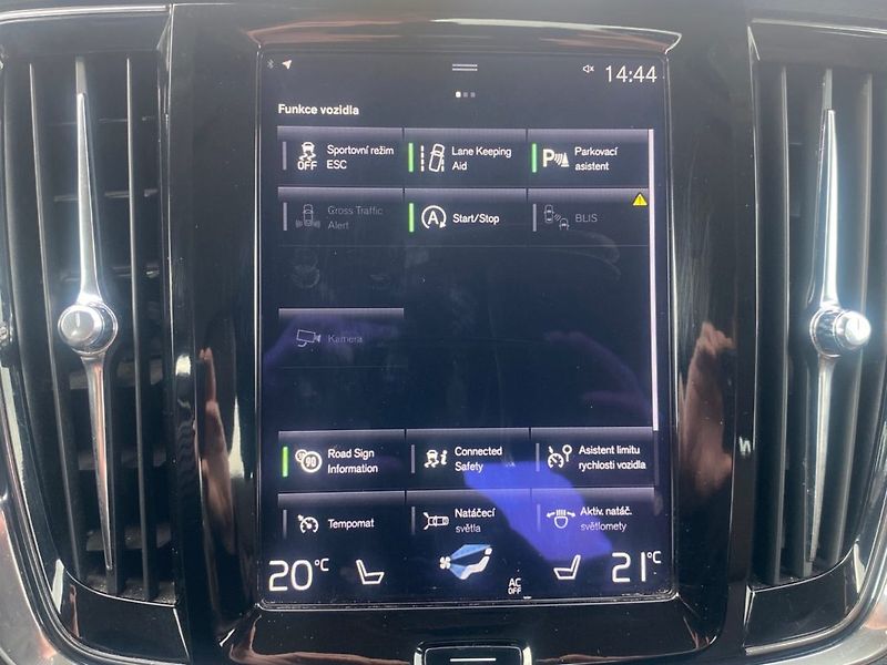 Volvo S90 (2018) 2,0 D4 Inscription-aut.(140kW) - fotka 18 z 27