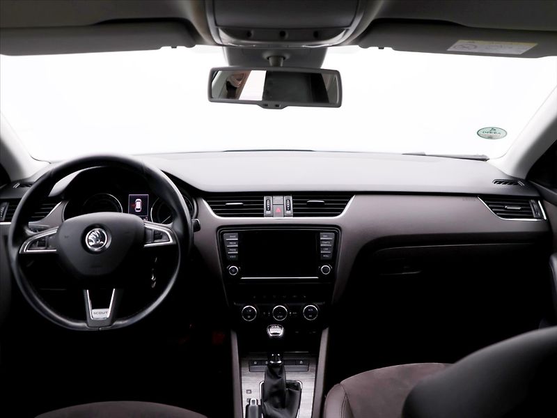 Škoda Octavia 2,0 TDI 135kW 4x4 DSG Scout - fotka 25 z 32