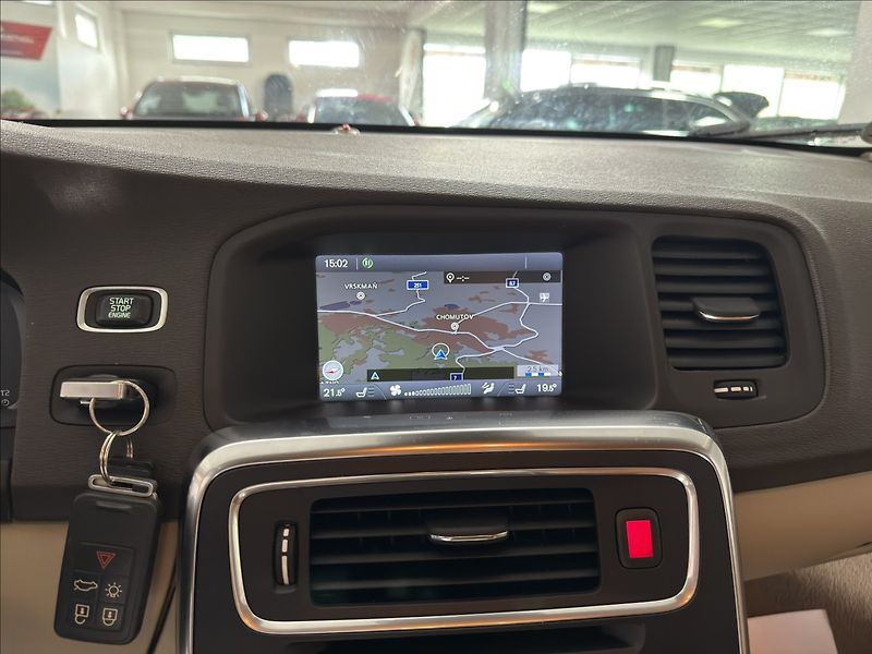 Volvo V60 2,0   T5 177KW SUMMUM XENON - fotka 13 z 38