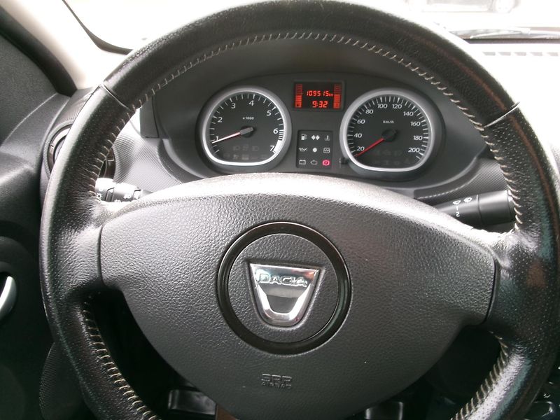 Dacia Duster (2010) 1,6 16V 4x4 KLIMA TAŽNÉ ALU - fotka 22 z 30