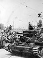 Vojáci Československé samostatné obrněné brigády z Velké Británie na tanku Cromwell při přehlídce v Praze.