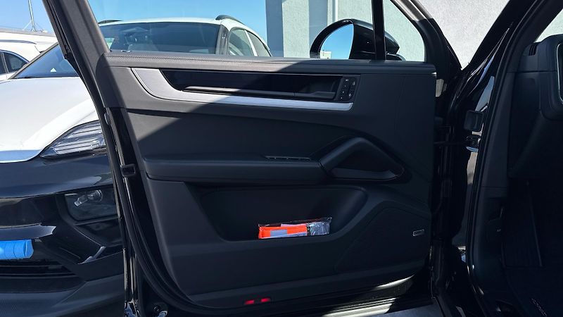 Porsche Cayenne E-Hybrid Black Edition - fotka 21 z 25