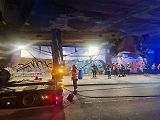 Nehoda ve Vídeňské ulici: pod železničním mostem se zaklínila vrtná souprava převážená na podvalníku.
