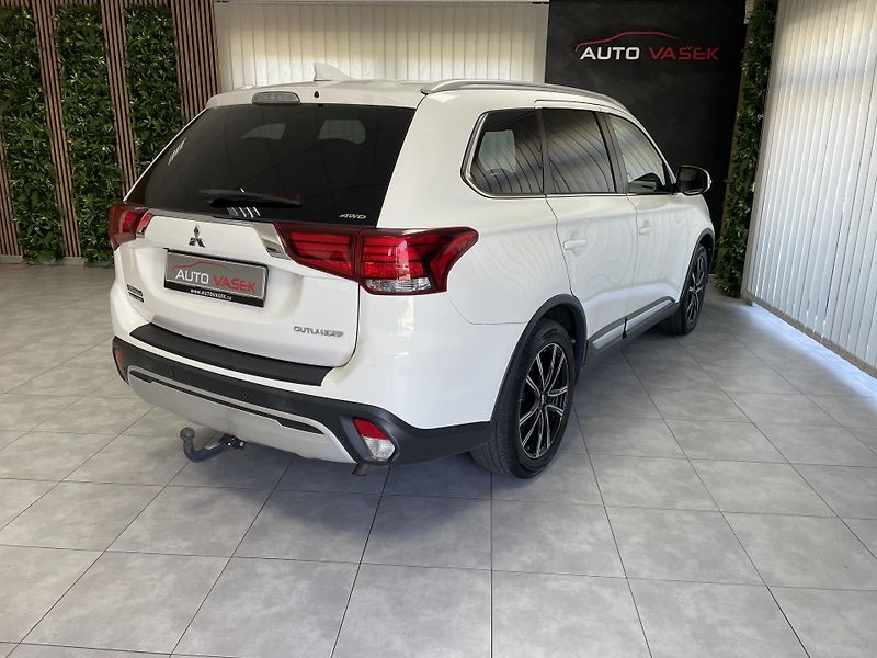 Mitsubishi Outlander 2.0 MIVEC AT 4x4 ČR REZERVACE - fotka 12 z 25