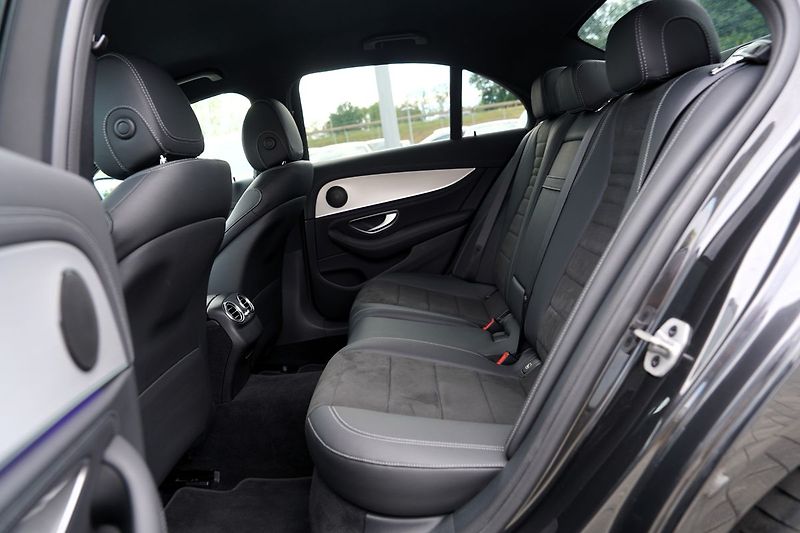 Mercedes-Benz Třídy E E 200 4Matic AMG/LED/360/ČR - fotka 28 z 40