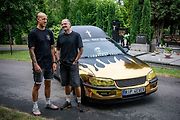 Pohřební automobil pořadatelů závodu Gumbalkan, 4. července 2025, Ostrava. Pořadatele Gumbalkan Richard Nemeth a Stefan Stefanov u svého vozu.