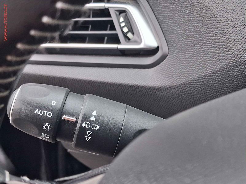 Peugeot 308 (2020) 1.2 PT, AC, park. kamera - fotka 17 z 21