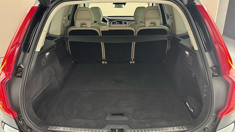 Volvo XC90 2.0 B5 AUT AWD Inscription - fotka 17 z 33