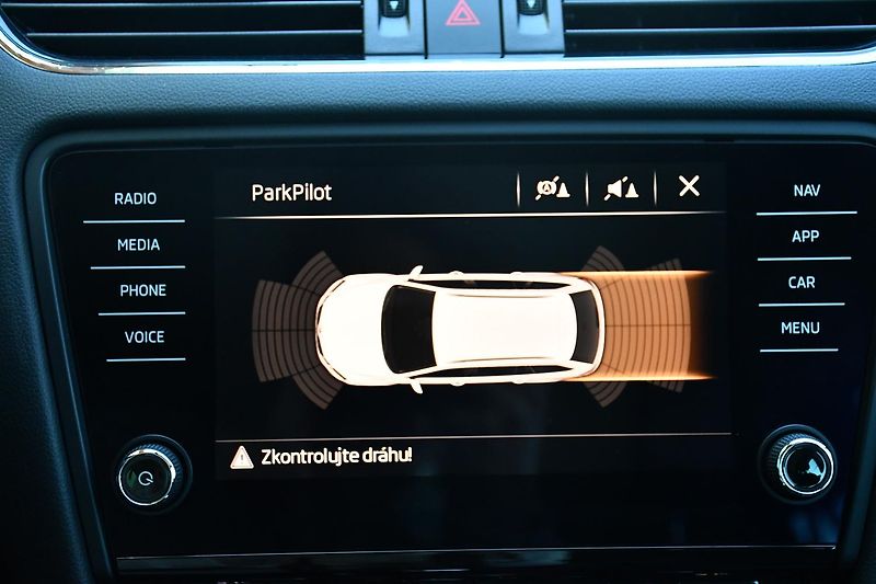Škoda Octavia 1.4G-TEC LED DSG NAVI PDC - fotka 31 z 35