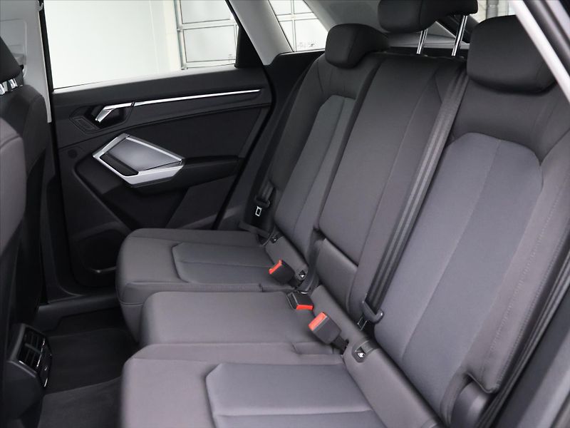 Audi Q3 2,0 40 TFSI Aut. quattro LED - fotka 14 z 28