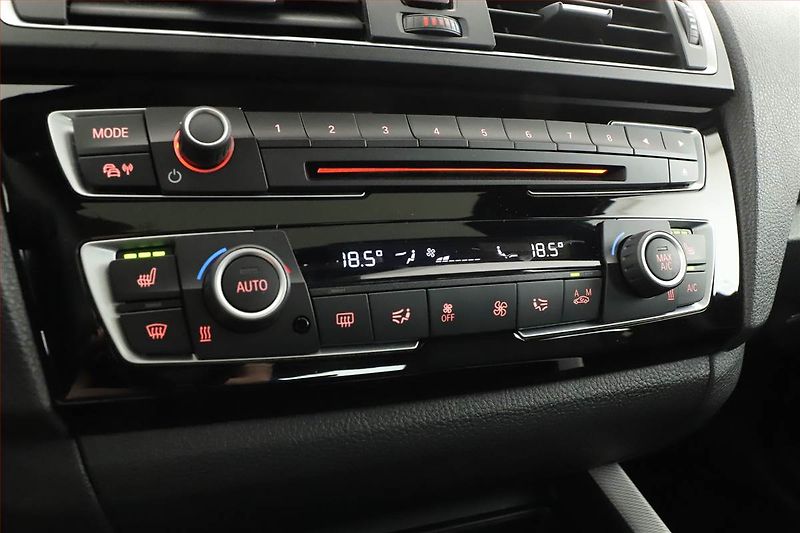 BMW Řada 1 (2016) M140i xDrive - fotka 14 z 20